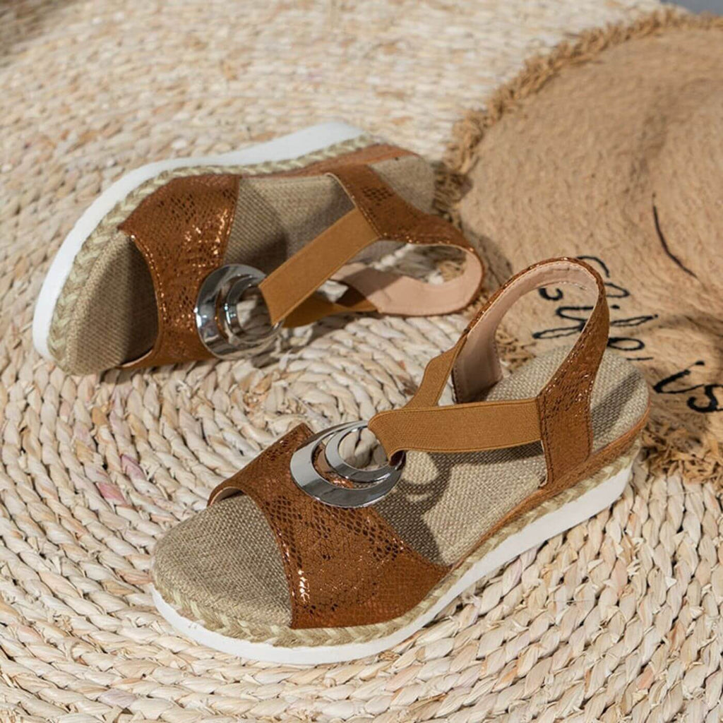 Platform ring strap sandal in brown, detail view